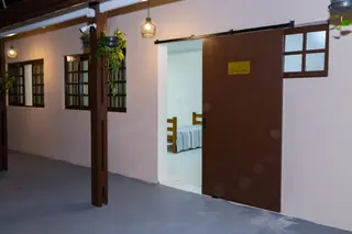 Acesso aos quartos da Casa Hiro com piso plano e portas de correr