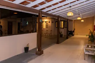 Corredor coberto da Casa Hiro com acesso aos quartos